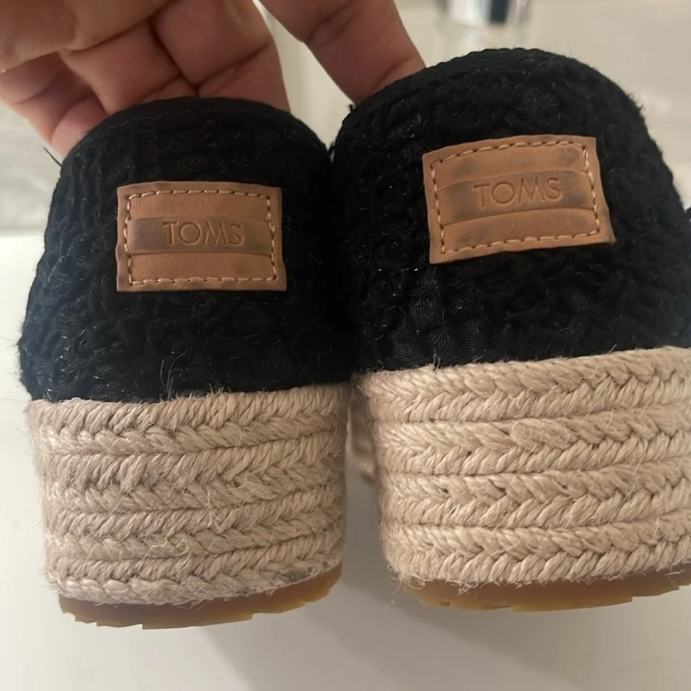 Toms crochet lace
